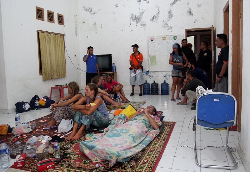 Rescatan a dos ciudadanos españoles tras el naufragio de una embarcación en Indonesia