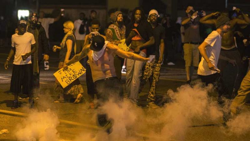 Nueva noche de protestas en Misuri tras la muerte de un joven negro por el disparo de un policía
