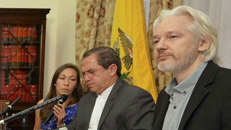 Assange dice que saldrá de la embajada ecuatoriana "pronto"