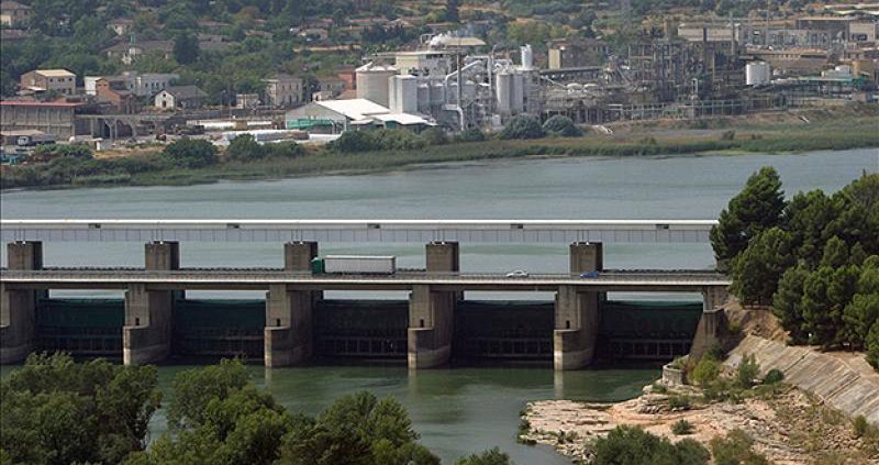 Tres municipios de Tarragona, sin suministro de agua por una mancha en el pantano de Riba-roja