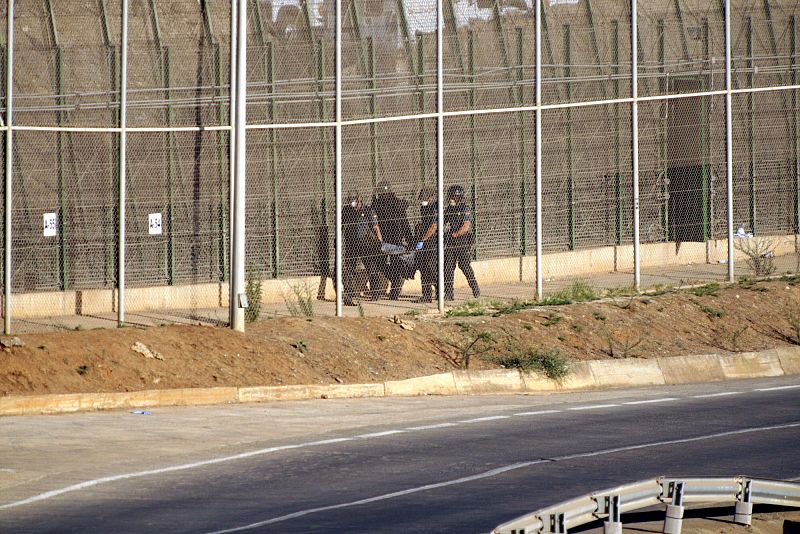 HRW denuncia "deportaciones" en Melilla y pide investigar si la Guardia Civil golpeó a inmigrantes