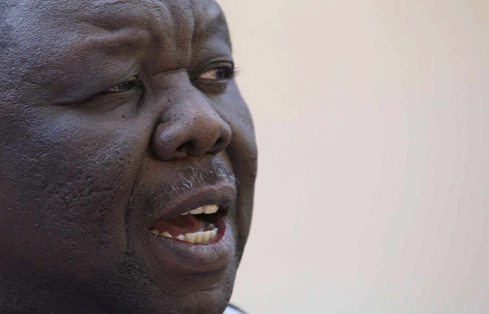 El líder de la oposición en Zimbabue, Morgan Tsvangirai, no se presentará a la segunda vuelta de las elecciones presidenciales en señal de protesta por la violencia que están sufriendo los opositores al régimen de Mugabe.