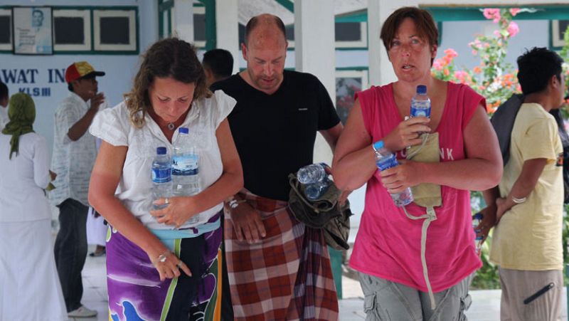 Dos españoles desaparecidos en el naufragio de un pequeño crucero en Indonesia