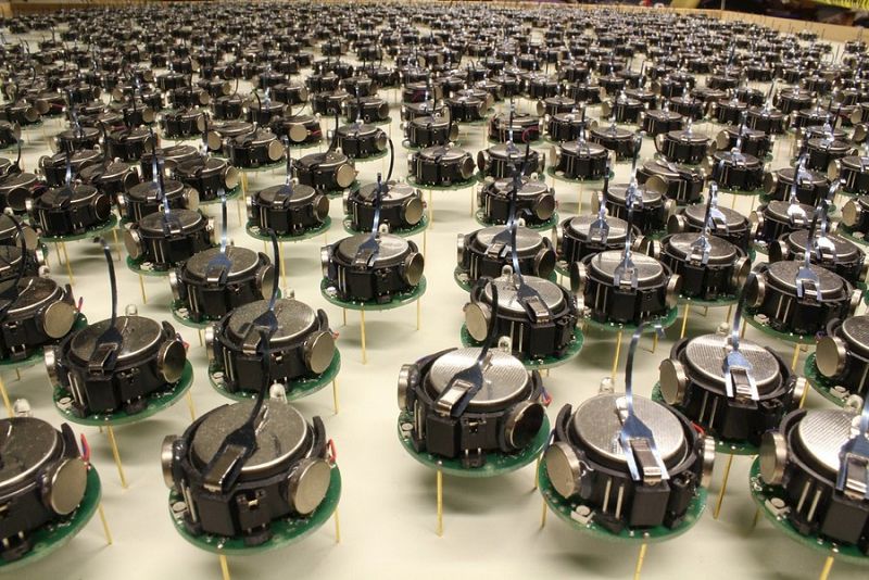 La mejor forma de probar si mil robots pueden cooperar es fabricarlos