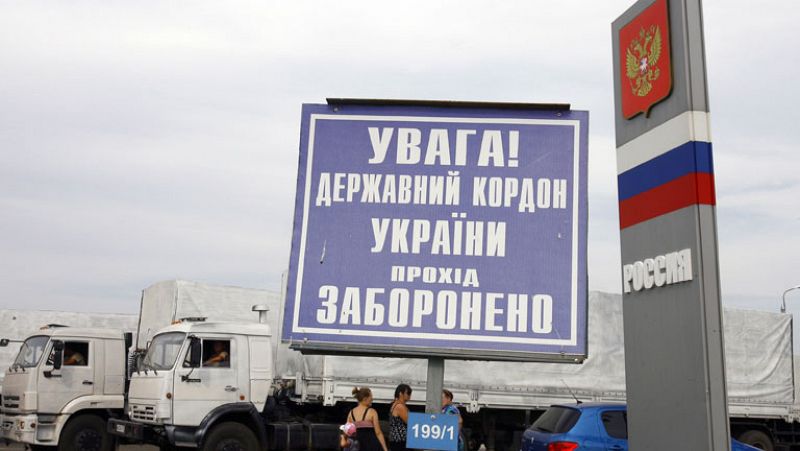 El convoy humanitario ruso entra en Ucrania y Kiev lo califica como "invasión"