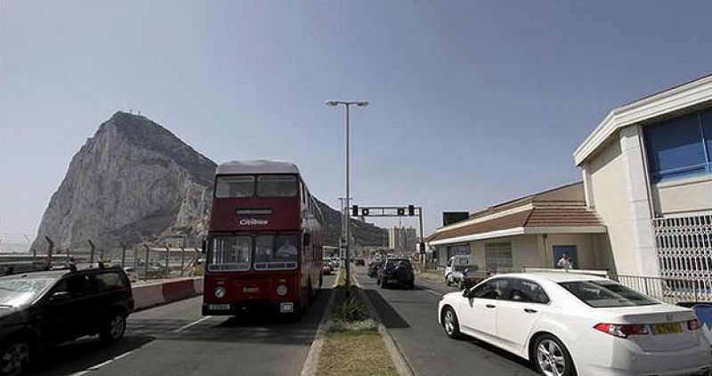 Gibraltar acusa a la Guardia Civil de "interferir" con un submarino nuclear  y España lo niega