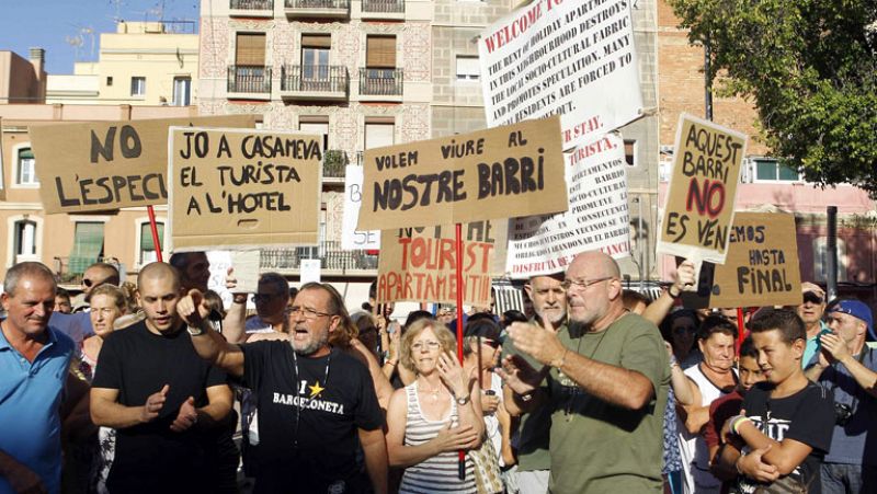 Un millar de vecinos de La Barceloneta se moviliza de nuevo tras rechazar el plan del Ayuntamiento
