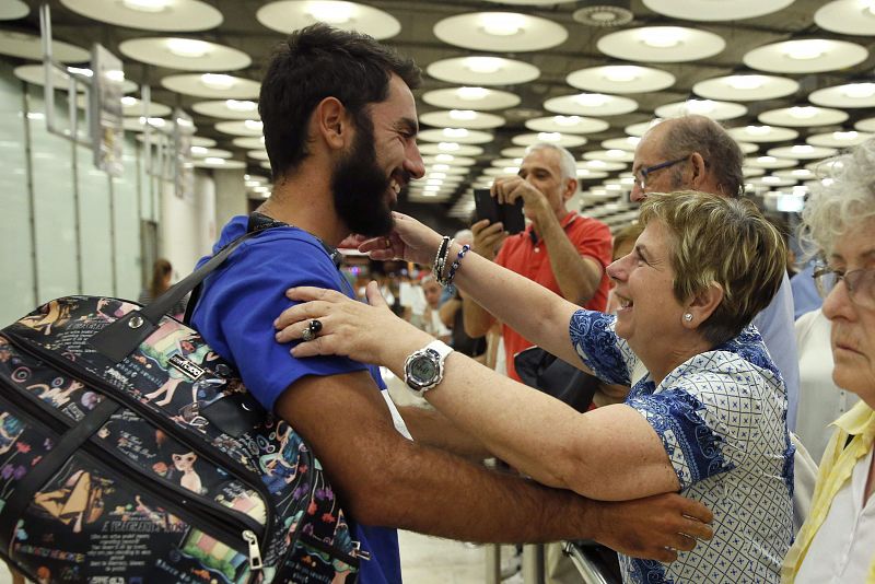 Los dos españoles supervivientes del naufragio en Indonesia llegan a Madrid