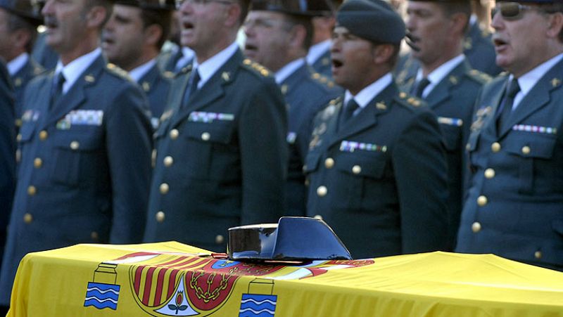 Cientos de personas despiden a los guardias civiles muertos en el accidente de helicóptero