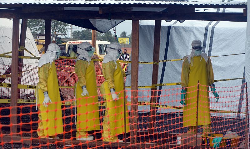 La OMS cifra en 120 las muertes causadas por el ébola entre el personal sanitario en África