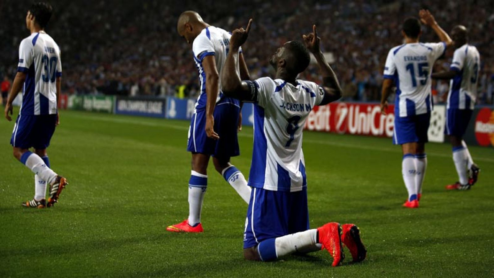 El conjunto portugués, que emprende un nuevo proyecto con mucho  nombre español y bajo las órdenes de Julen Lopetegui, no falló a su  cita con Europa. El Oporto, que llegó a Do Dragao con un 0-1 en la  ida, impuso su juego vistoso y efectivo ante su 