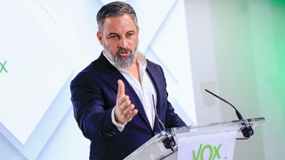 Abascal pide "confiscar y hundir" el barco de "negreros" Open Arms y Clavijo le responde que es un "auténtico fascista"