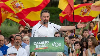 Abascal pide al PP que "se moje" y diga con quien pactará tras el 19J en un mitin junto a la líder de la ultraderecha italiana