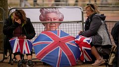 Acampadas, peregrinación y horas de espera: el fervor por despedir a la reina Isabel II llega a su punto álgido