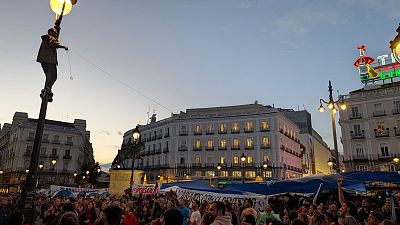 Expectación y escepticismo ante el decreto de vivienda en la tercera noche en Sol: "Esto no se acaba aquí"
