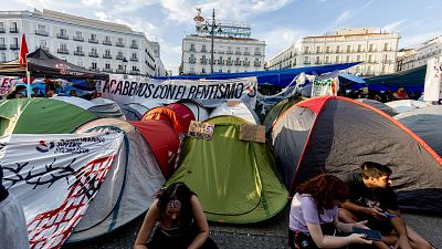 Decenas de personas acampadas en la Puerta del Sol de Madrid