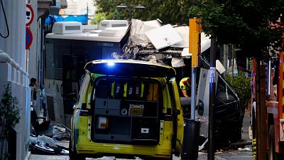 L'autocar accidentat a la rambla de Ferran de Lleida. L'autocar accidentat a la rambla de Ferran de Lleida.