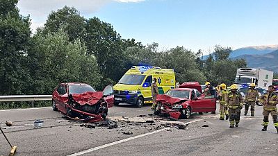 Accidente de tráfico en carretera montañosa con dos coches rojos implicados. Intervienen bomberos y ambulancia de "Emergències Mèdiques". Accidente de tráfico en carretera montañosa con dos coches rojos implicados. Intervienen bomberos y ambulancia de "Emergències Mèdiques".