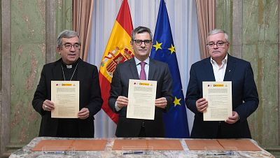 El president de la Conferència Episcopal, Luis Argüello, el ministre de Justícia, Félix Bolaños, i el president de la Confer, Jesús Díaz, amb l'acord signat El president de la Conferència Episcopal, Luis Argüello, el ministre de Justícia, Félix Bolaños, i el president de la Confer, Jesús Díaz, amb l'acord signat