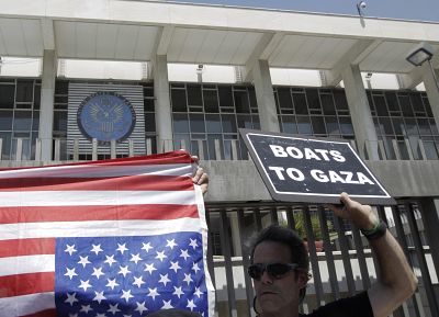 El activista español Manuel Tapial declara en Grecia tras ser bloqueado un barco de la Flotilla