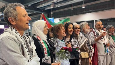 Los siete gallegos que iban en la flotilla "Rumbo a Gaza" a su llegada a España