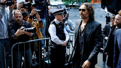 El actor Russell Brand se declara "no culpable" de cinco delitos de violencia sexual