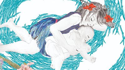 Una mujer con flores en el cabello y un vestido azul, identificada como Kiera Knightley, sostiene a un bebé en un entorno natural y onírico, con trazos azules de fondo.