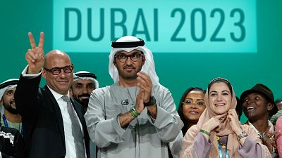 La cumbre de Dubái culmina con un acuerdo "histórico" para dejar atrás los combustibles fósiles