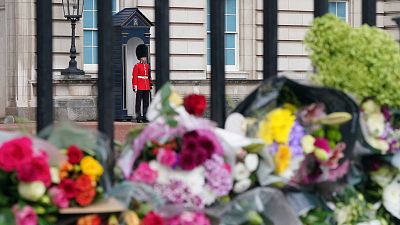 Madrid - Londres, un vuelo teñido de luto: "Estoy muy triste. Isabel II era la reina de todos"