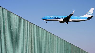 La aerolínea KLM suspende 160 vuelos para el próximo mes por la subida del precio del combustible