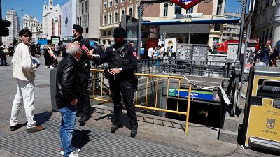 Crónica de un paseo por un Madrid "apagado": del desconcierto a las riadas de gente en las calles