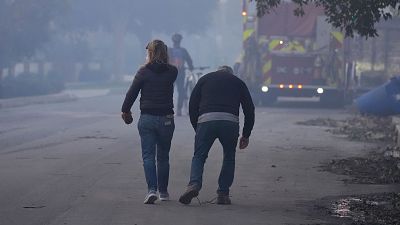 La impotencia de los miles de afectados por los incendios en Los Ángeles: "Es como una zona de guerra"