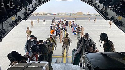 Despega desde Dubái hacia Madrid el primer avión con más de 50 repatriados españoles y colaboradores afganos