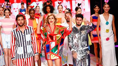 Así ultimaba Ágatha Ruiz de la Prada los detalles de su desfile Así ultimaba Ágatha Ruiz de la Prada los detalles de su desfile