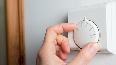 ¿Cuánta energía se ahorra limitando el aire acondicionado a 27 grados?