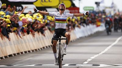 Alaphilippe triunfa en el accidentado comienzo del Tour Alaphilippe triunfa en el accidentado comienzo del Tour