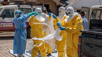 La alarma por el ébola se extiende por África: blindan fronteras, aumentan cuarentenas y buscan una vacuna
