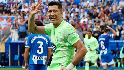 Lewandowski se da un homenaje en Mendizorroza y refuerza el liderato del Barcelona