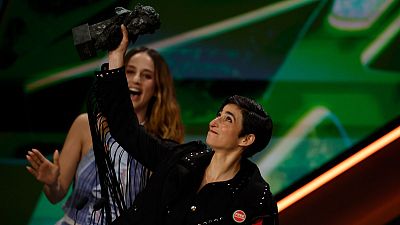 Alba Flores recoge el Goya a Mejor canción original.