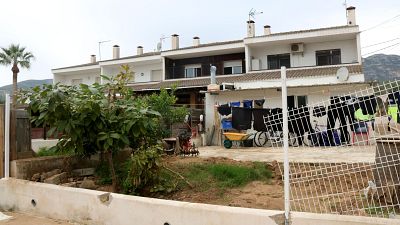 Un dels blocs afectats pels aiguats al barranc del Llop, a Alcanar Platja | ACN