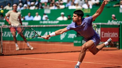 Carlos Alcaraz envía una bola al alemán Daniel Altmaier durante el duelo de Montecarlo. Carlos Alcaraz envía una bola al alemán Daniel Altmaier durante el duelo de Montecarlo.