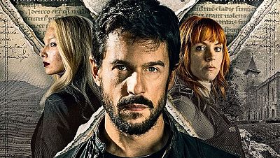 Un cartel promocional muestra a un hombre con barba y dos mujeres, una rubia y otra pelirroja, sobre un fondo que simula páginas de un libro antiguo.