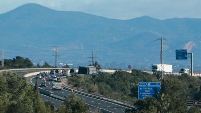 Un camió ha bolcat a l'AP-7 a l'Hospitalet de l'Infant a causa de l'episodi de fort vent (ACN | Ariadna Escoda) Un camió ha bolcat a l'AP-7 a l'Hospitalet de l'Infant a causa de l'episodi de fort vent (ACN | Ariadna Escoda)