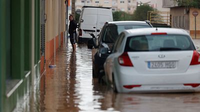 Alertan de personas atrapadas en sus coches por el agua en plena noche en Valencia: "Se está oyendo a gente gritar"