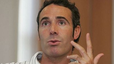 El extenista español Alex Corretja será el nuevo capitán de la Copa Davis, según ha confirmado el presidente de la Real Federación Española de Tenis José Luis Escañuela, por lo que sucederá a Albert Costa al frente del equipo español. El extenista español Alex Corretja será el nuevo capitán de la Copa Davis, según ha confirmado el presidente de la Real Federación Española de Tenis José Luis Escañuela, por lo que sucederá a Albert Costa al frente del equipo español.