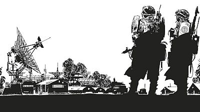 Ilustración en blanco y negro de dos soldados equipados observando una base con una gran antena parabólica, evocando un escenario de ciencia ficción o militar.