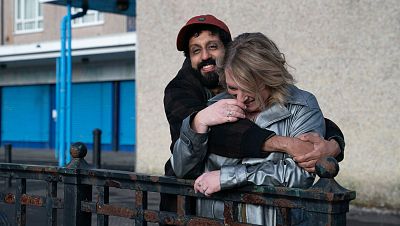 Los actores Adeel Akhtar y Claire Rushbrook en la película 'Ali & Ava'