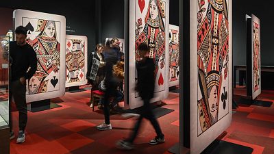 Alicia nos lleva al país de las maravillas y "nos saca a todos el niño que llevamos dentro"