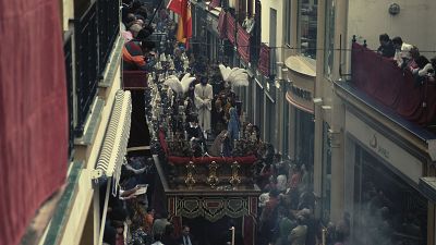 Alquilar balcones por 6.000 euros o sillas por 200 euros: ¿cuánto cuesta ver una procesión en Semana Santa?