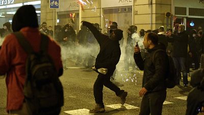 Altercados entre manifestantes y policía en varias ciudades de Cataluña por la detención de Pablo Hasel